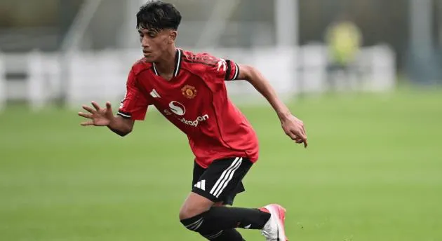JJ Gabriel trong buổi tập cùng đội một Man United, tiền đạo trẻ 15 tuổi thể hiện kỹ thuật cá nhân