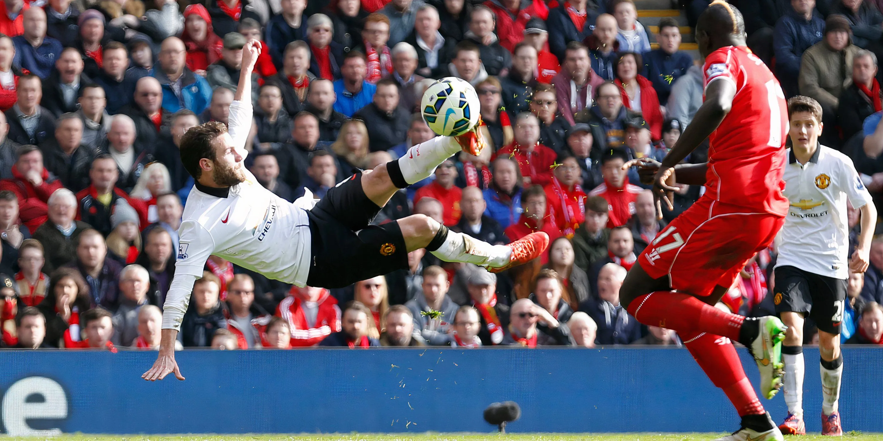 Juan Mata ghi bàn vào lưới Liverpool tại Anfield