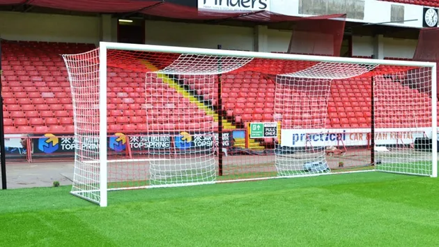 Khung thành tiêu chuẩn FIFA kích thước 7.32m x 2.44m trên sân thi đấu