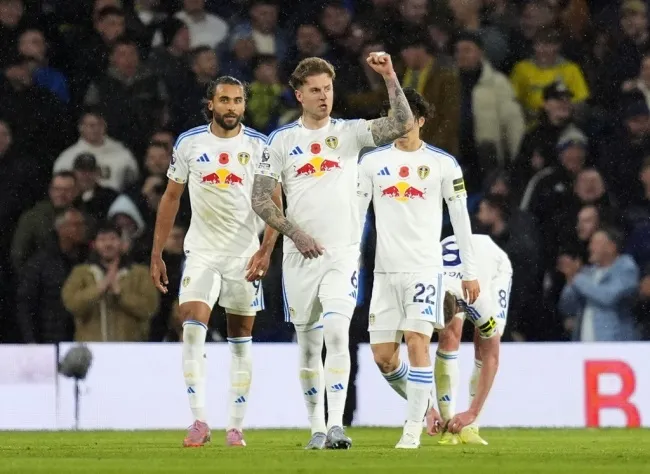 Leeds United ăn mừng sau khi dẫn 2-0 trước West Ham trên sân Elland Road