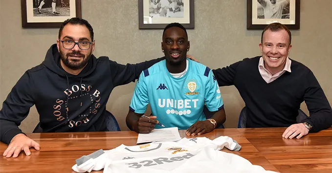 Leeds United từng mắc kẹt với điều khoản mua đứt bắt buộc