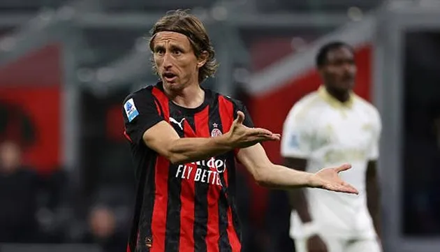 Luka Modric thất vọng sau trận AC Milan hòa Pisa 2-2 trên sân San Siro