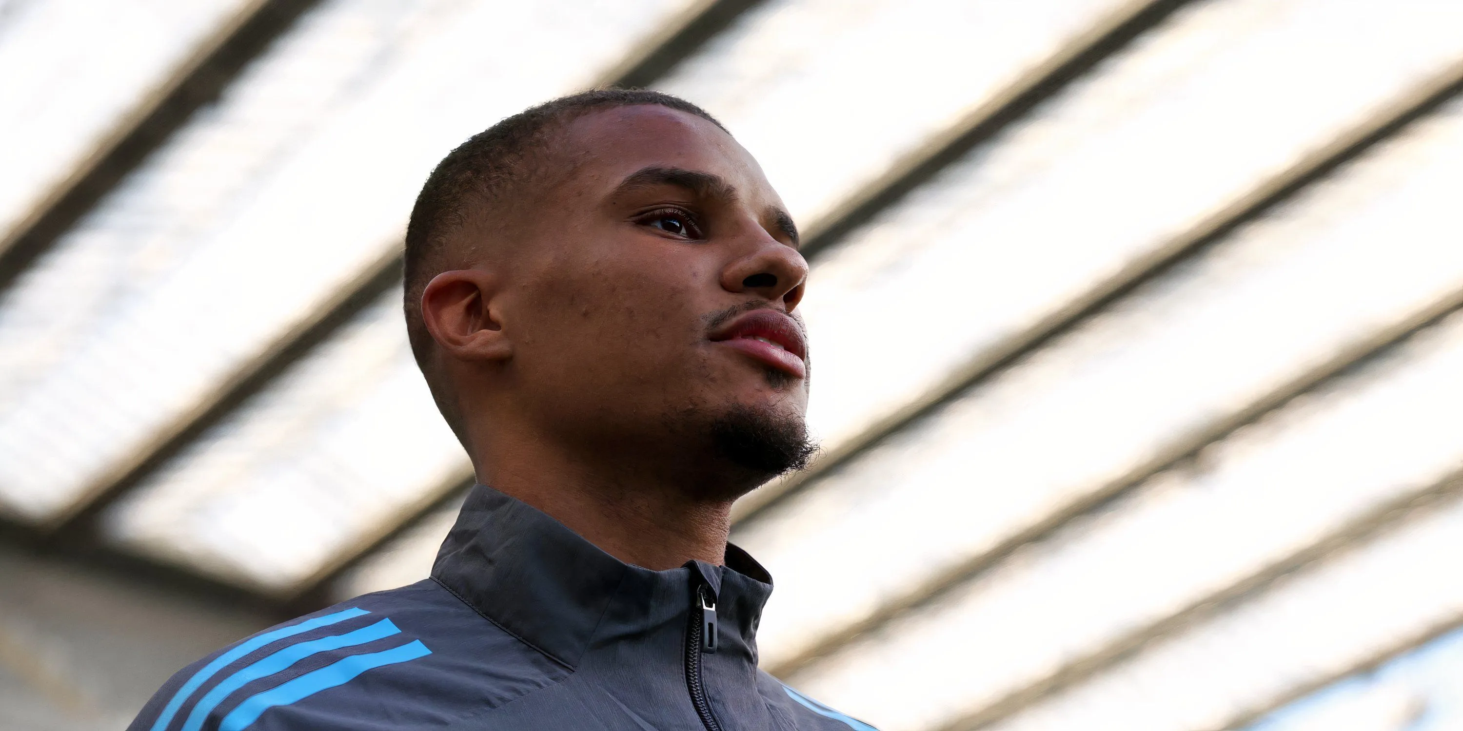 Malick Thiaw trong màu áo Newcastle, thể hiện khả năng tranh chấp và chuyền bóng chính xác từ hàng phòng ngự