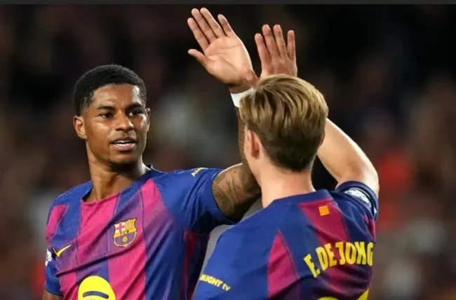 Marcus Rashford và Frenkie de Jong khoác áo Barcelona, thể hiện mối quan hệ đồng đội thân thiết trên sân tập