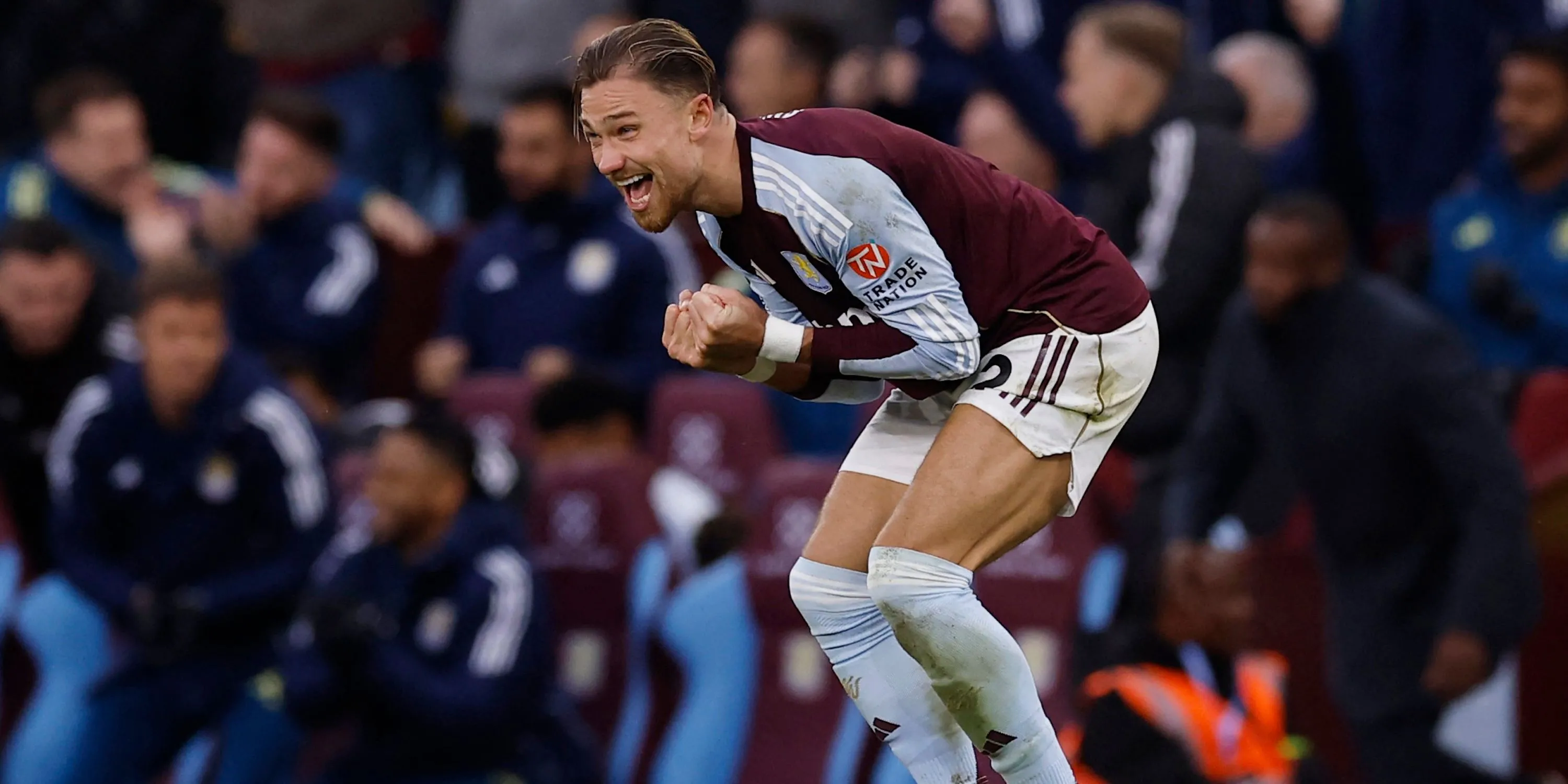 Matty Cash ăn mừng sau khi ghi bàn cho Aston Villa trước Man City
