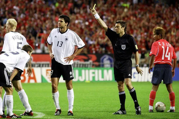 Michael Ballack nhận thẻ vàng ở bán kết World Cup 2002, dẫn tới án treo giò nếu tiếp tục nhận thêm thẻ.