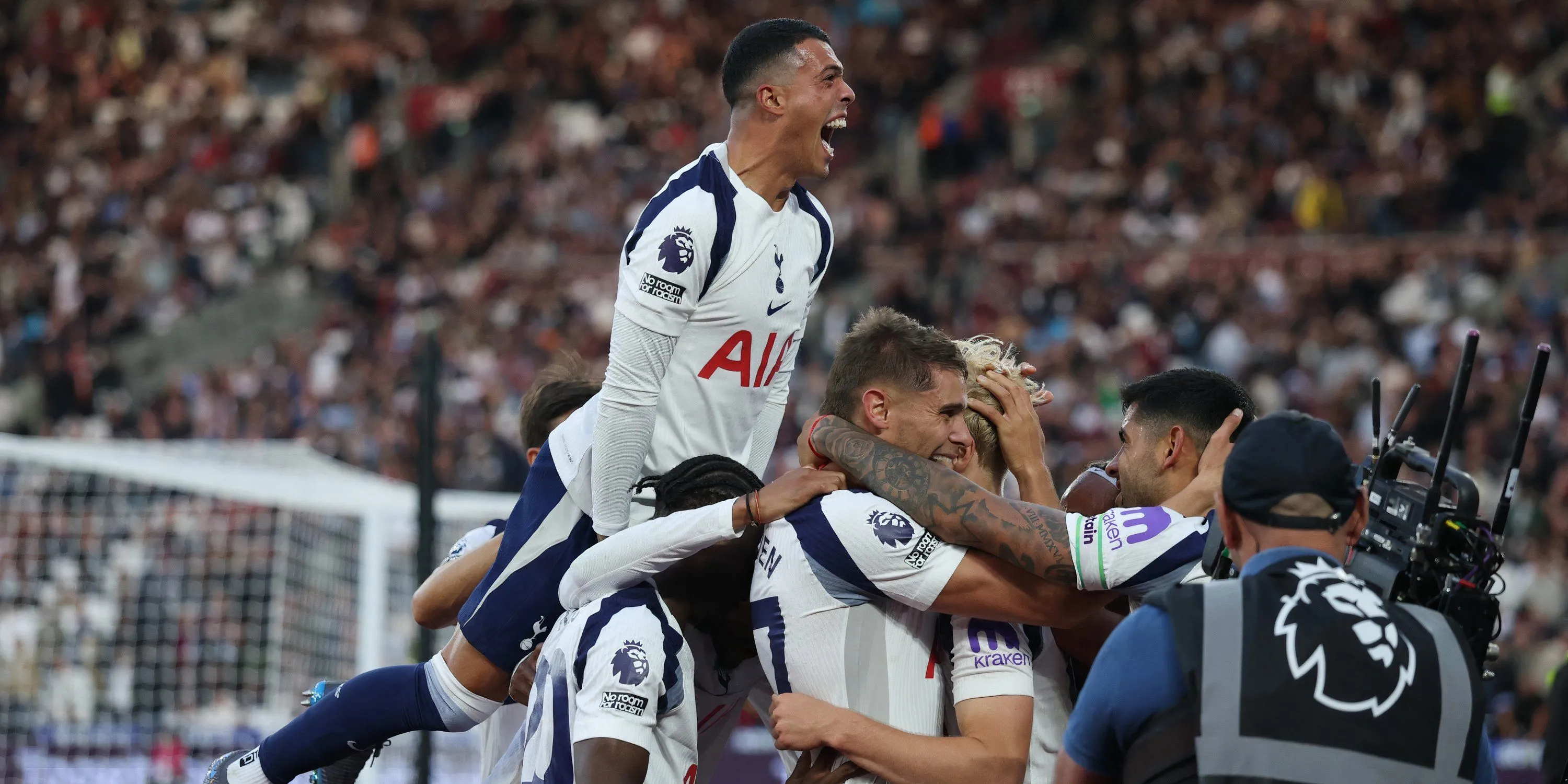 Micky van de Ven và Pedro Porro ăn mừng cho Tottenham