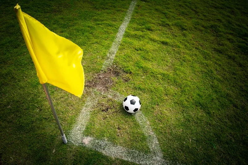 Minh họa cung phạt góc, cột cờ góc và khu vực tấn công từ tình huống phạt góc