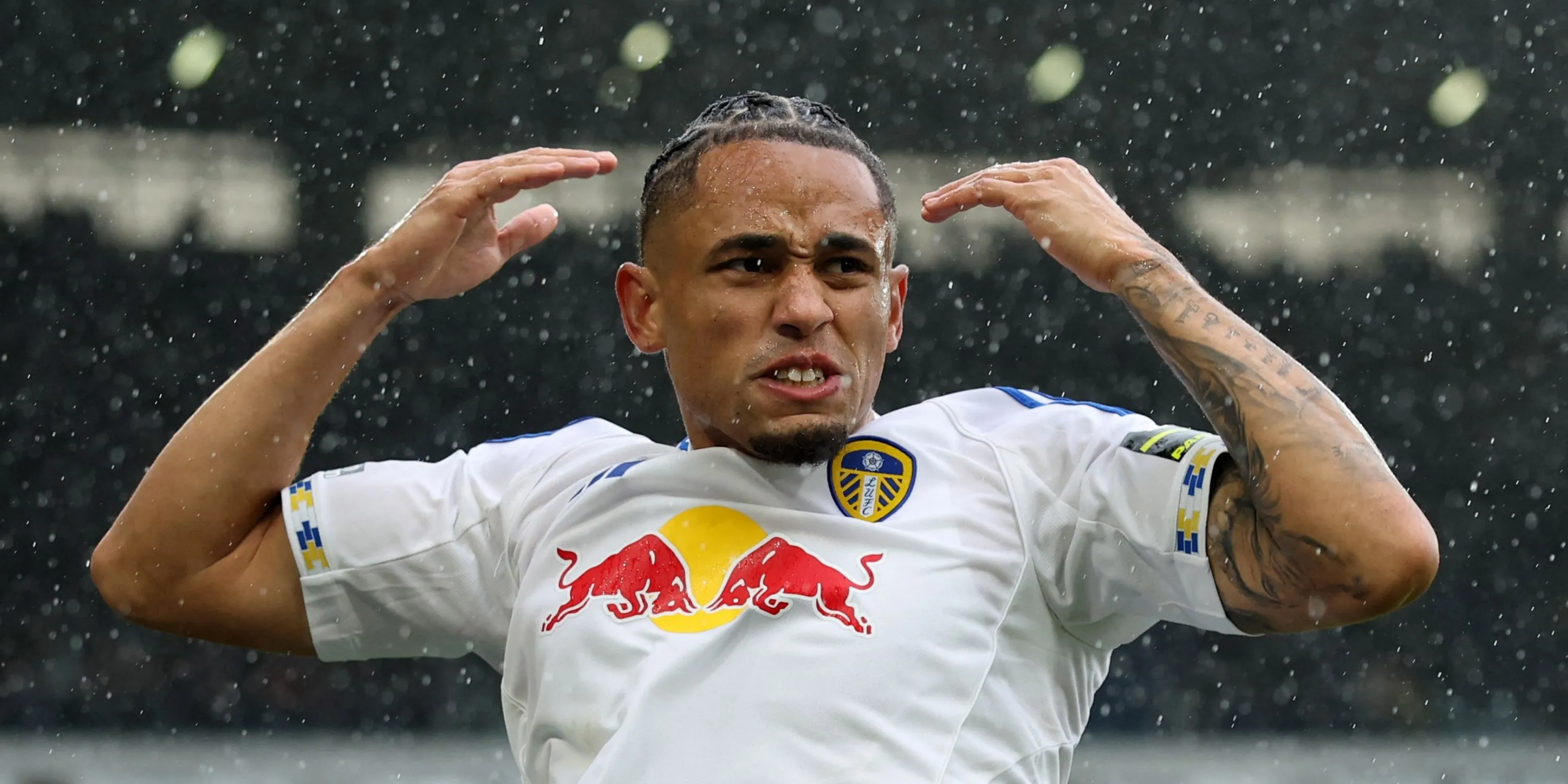 Noah Okafor trong màu áo Leeds, chạy kiến tạo và đột phá biên