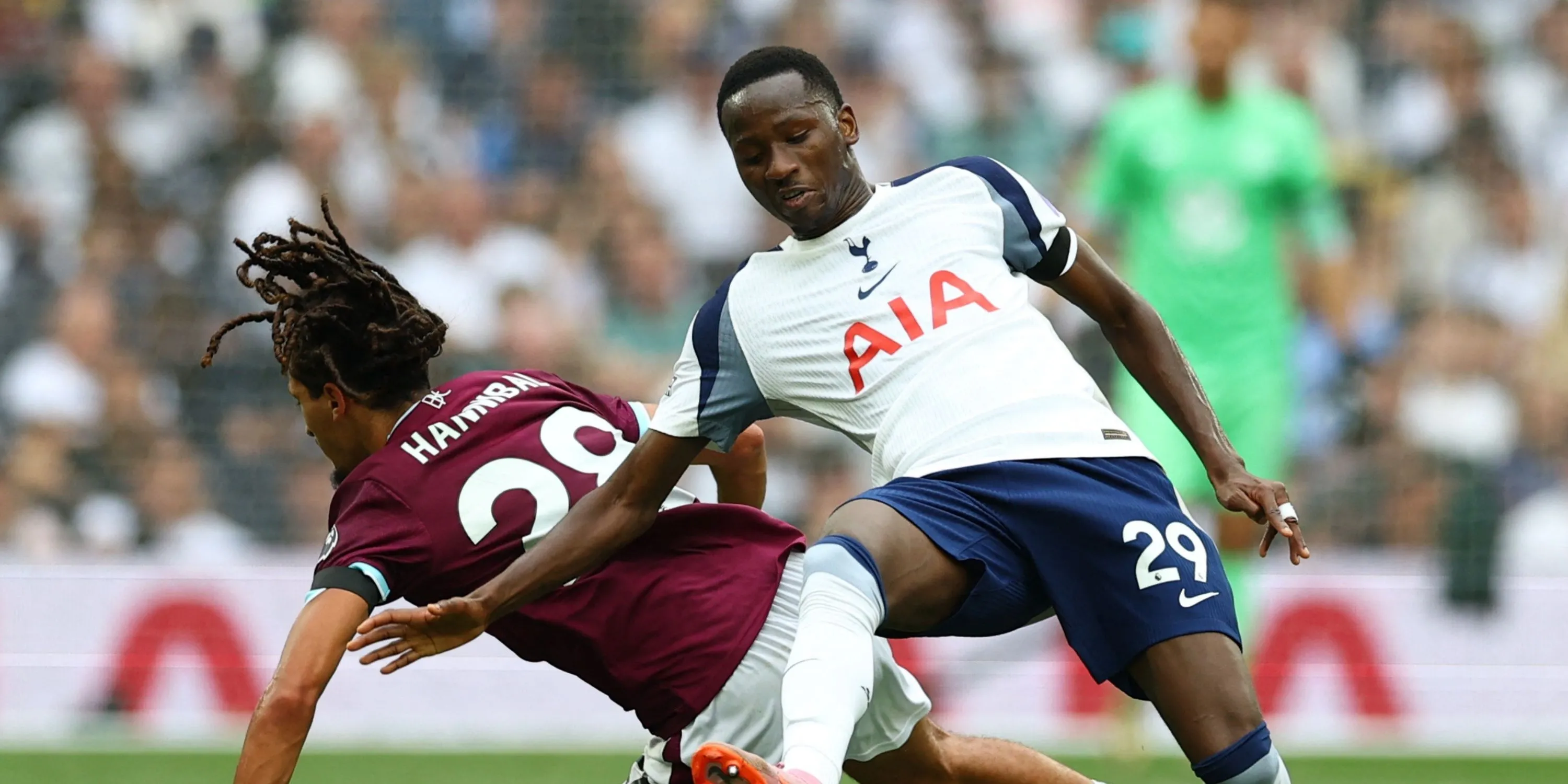 Pape Sarr thi đấu năng nổ trong trận đấu của Tottenham