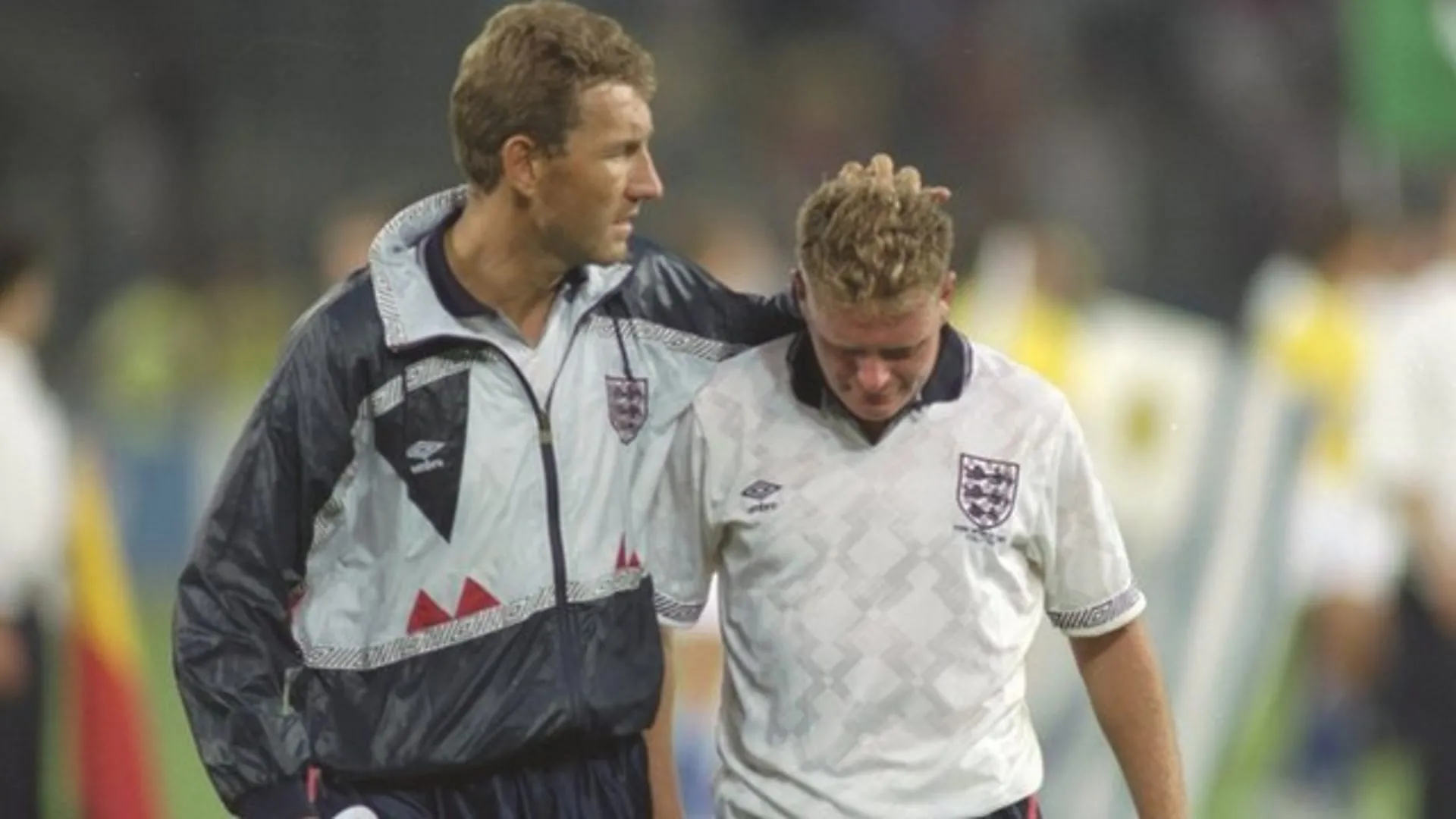 Paul Gascoigne bật khóc sau khi nhận thẻ vàng ở World Cup 1990, hình ảnh biểu tượng cho hậu quả cá nhân của một quyết định trọng tài.