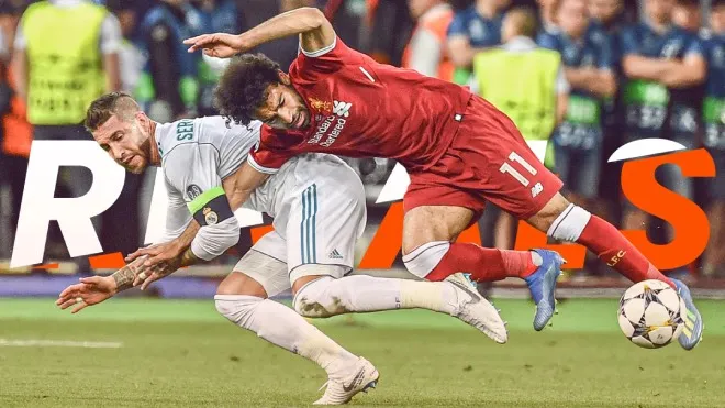 Pha khóa tay khiến Mohamed Salah chấn thương là ví dụ điển hình cho hậu quả chiến thuật từ một lỗi không bị thổi phạt.