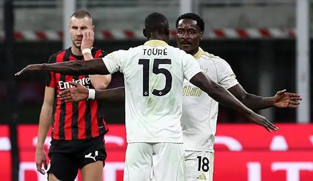 Pisa gây nhiều khó khăn cho hàng thủ AC Milan bằng các pha phản công và dứt điểm xa.