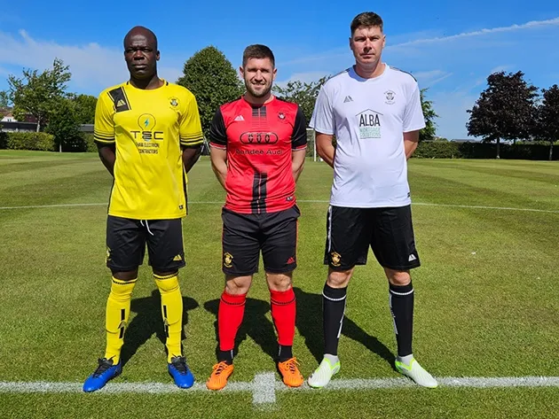 Quy định trang phục cầu thủ theo Luật FIFA 2024-2025: áo tay dài, quần, tất, ống bảo hộ, giày