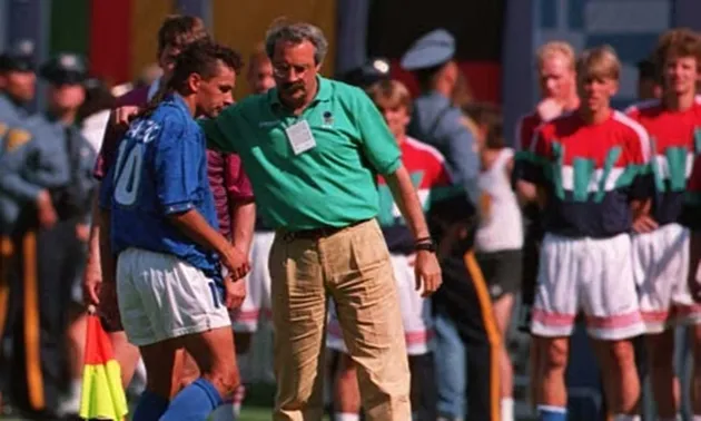 Roberto Baggio buồn bã khi bị thay ra ở World Cup 1994 – minh họa cho hậu quả chiến thuật và cảm xúc của quyết định thay người.