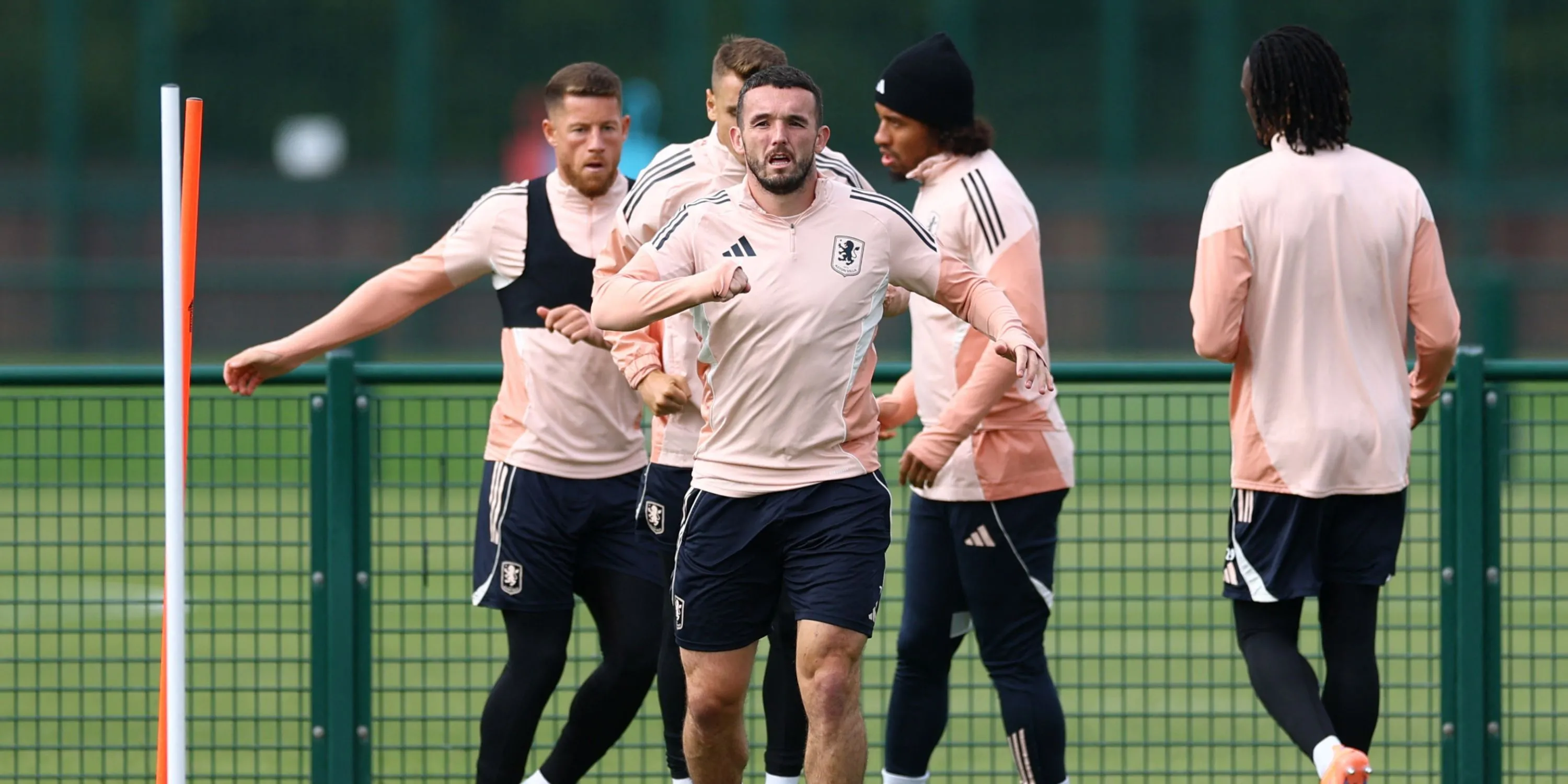 Ross Barkley trong màu áo Aston Villa, ứng viên chuyển nhượng mượn cho Leeds