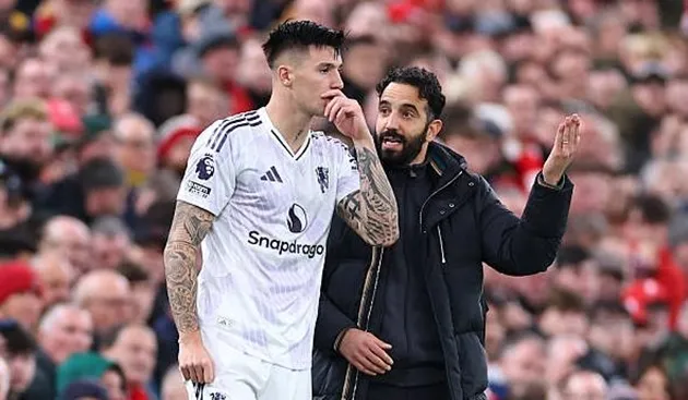 Ruben Amorim chỉ đạo học trò, yêu cầu ổn định để hướng tới mục tiêu dài hạn.