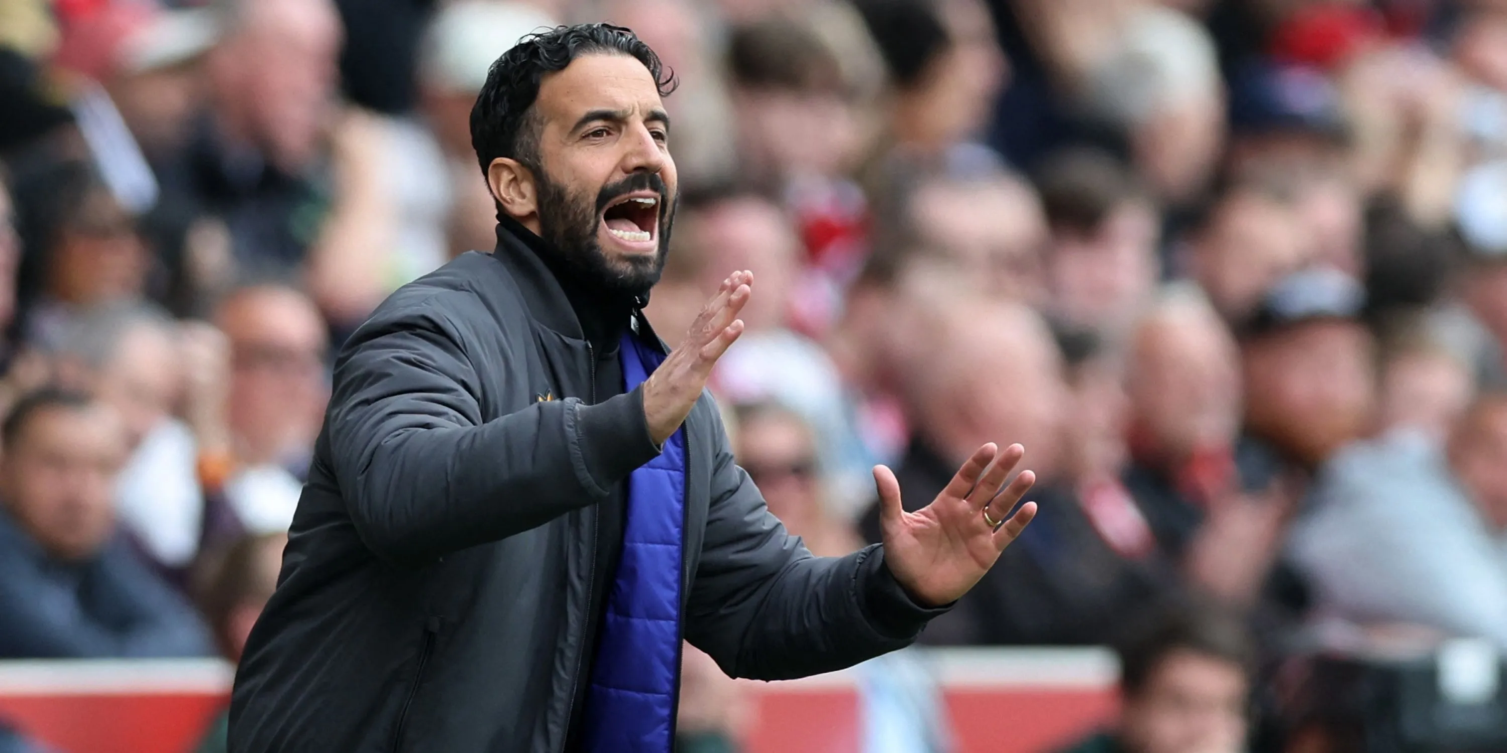 Ruben Amorim phản ứng trên băng ghế huấn luyện Man Utd trước trận đấu, biểu cảm tập trung và căng thẳng