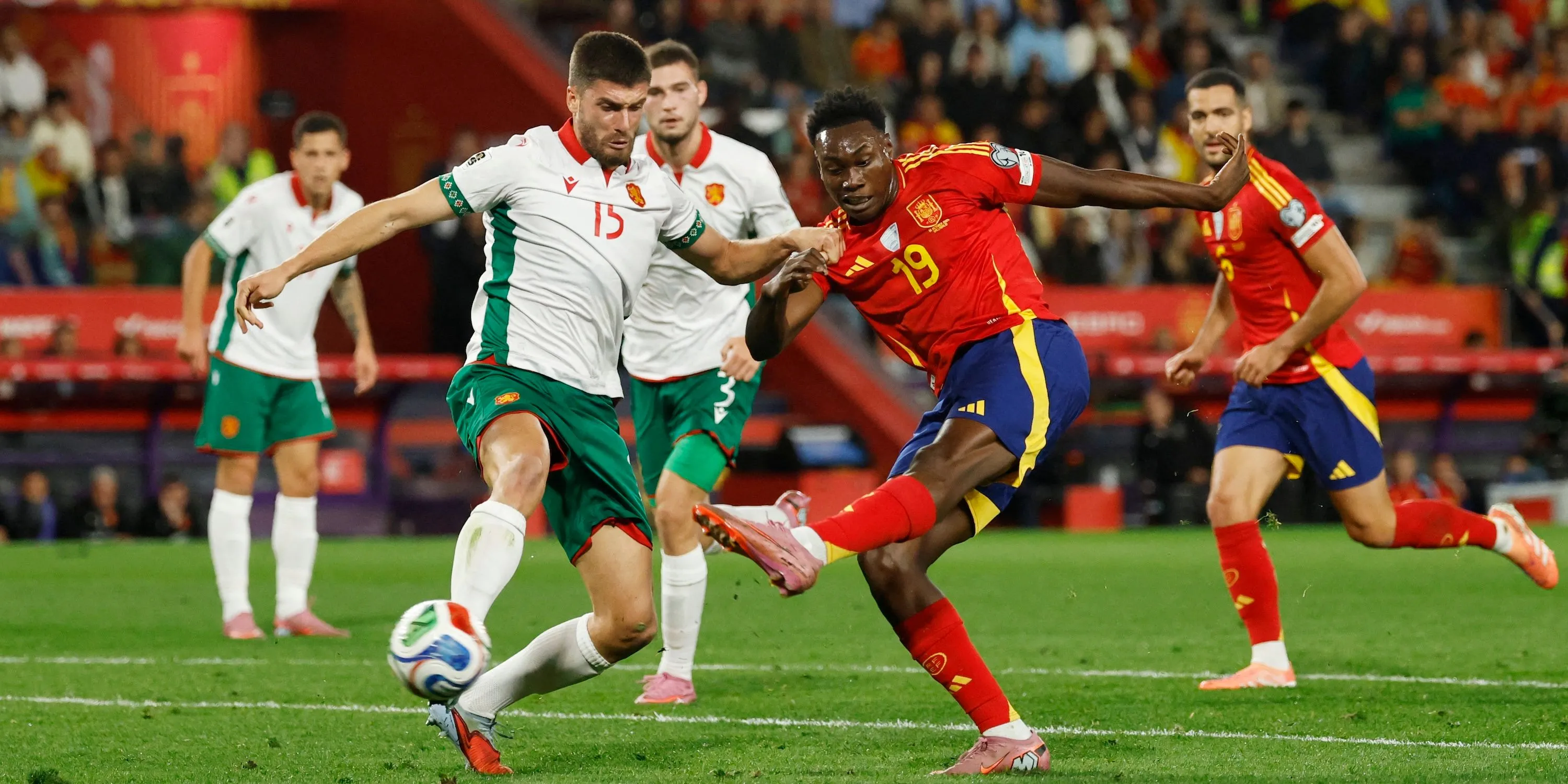 Samu Aghehowa trong màu áo tuyển Tây Ban Nha, tiền đạo Porto sở hữu 35 bàn/55 trận cho CLB