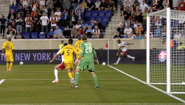 Thierry Henry ghi bàn trực tiếp từ phạt góc cho New York Red Bulls 2012, minh họa bàn thắng Olympic