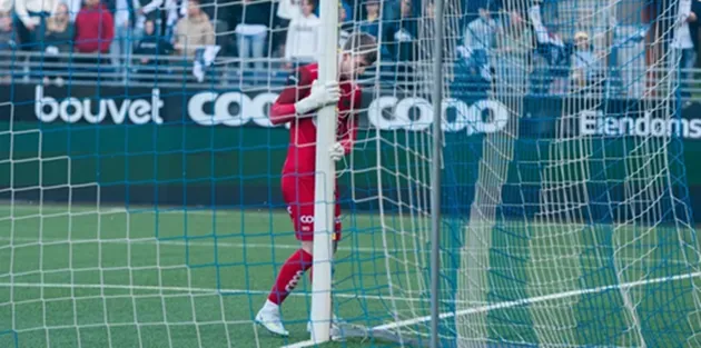 Thủ môn không được tác động làm lung lay khung thành; hành vi vi phạm có thể bị phạt theo luật