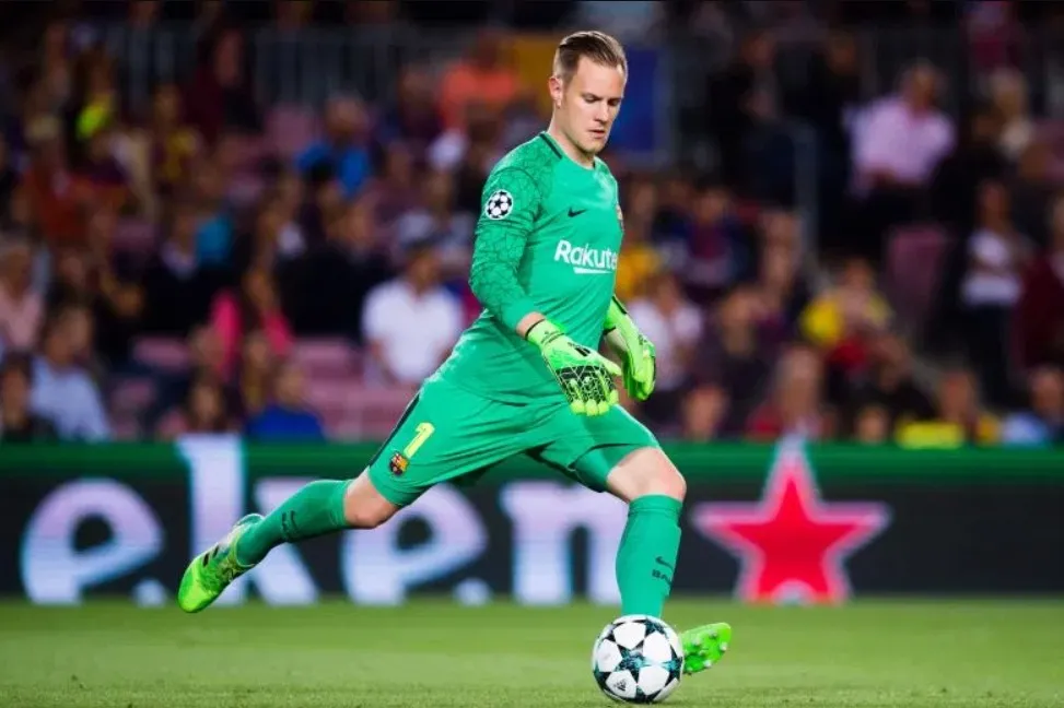 Thủ môn thường là người thực hiện pha phát bóng lên từ khu vực 5m50.