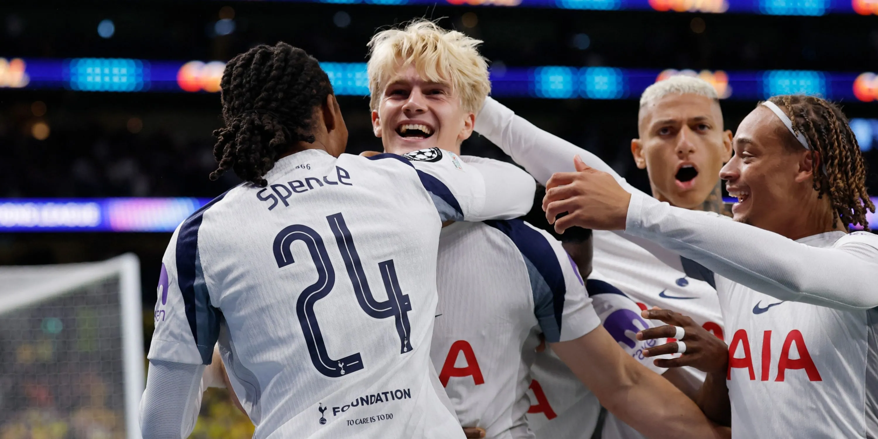 Tiền vệ Lucas Bergvall trong màu áo Tottenham Hotspur tại Premier League