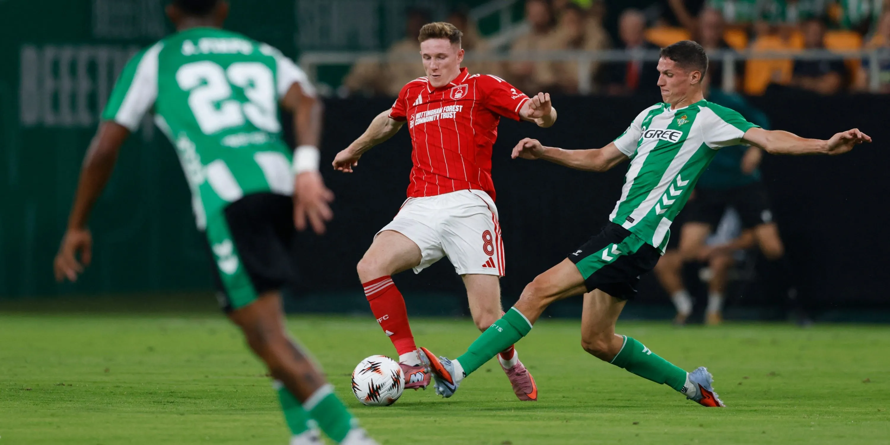 Tiền vệ trẻ Elliot Anderson trong màu áo Nottingham Forest