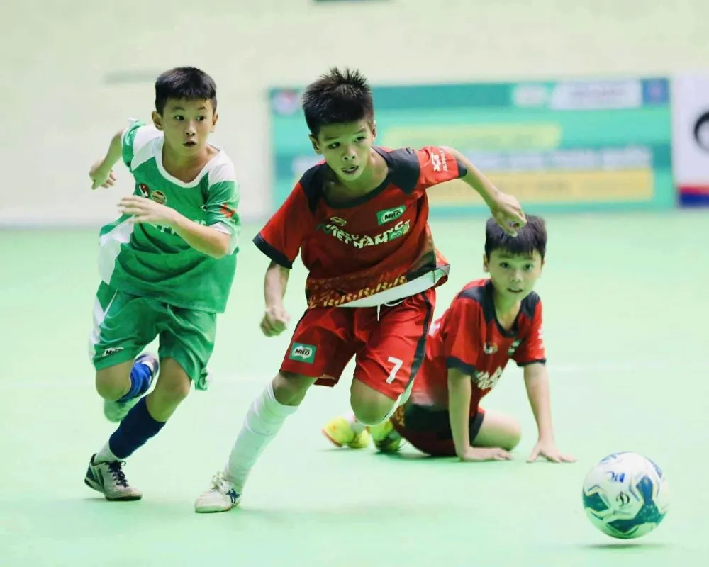 Trận chung kết U11 Quốc gia 2025 giữa Hưng Yên và Bắc Ninh, minh họa bóng đá trẻ em sử dụng sân nhỏ và bóng size 4