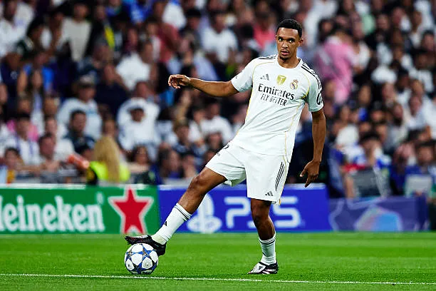 Trent Alexander-Arnold thực hiện nhiệm vụ hỗ trợ tấn công và phòng ngự ở vị trí hậu vệ phải