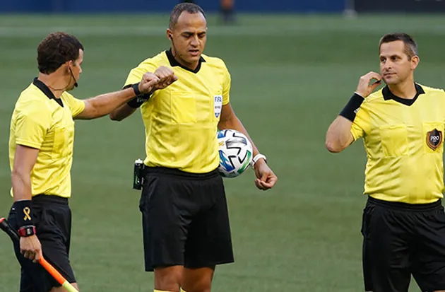 Trọng tài chính đang điều khiển trận đấu, thể hiện vai trò ra quyết định trên sân