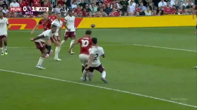 Trọng tài gây tranh cãi khi không thổi phạt tình huống va chạm giữa Saliba với Cunha.