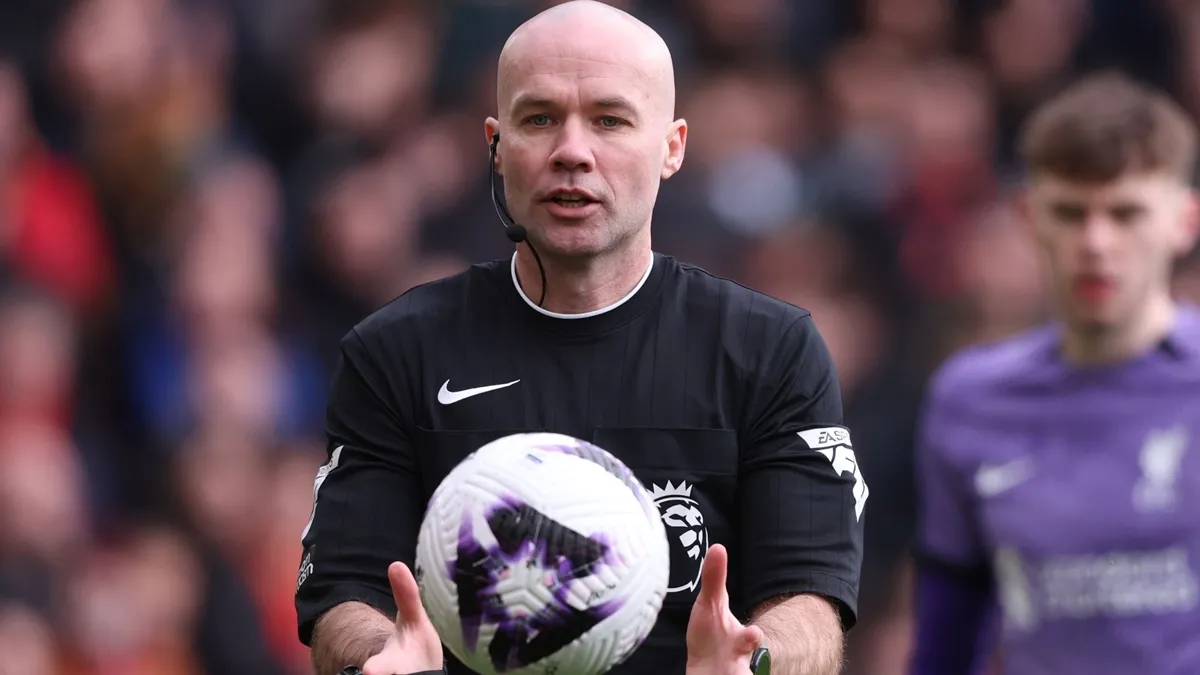 Trọng tài Paul Tierney trong tình huống thả bóng gây tranh cãi ở trận Nottingham Forest - Liverpool 2024