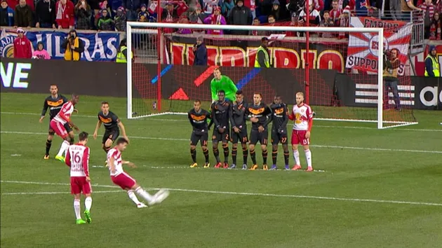 Trọng tài ra hiệu đá phạt gián tiếp bằng cánh tay giơ thẳng; phân biệt rõ với hiệu lệnh đá phạt trực tiếp