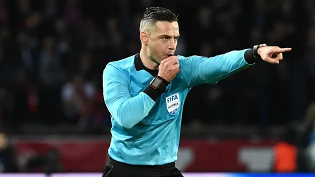 Trọng tài Skomina tham khảo VAR trước khi cho Liverpool hưởng penalty trong chung kết C1 2019