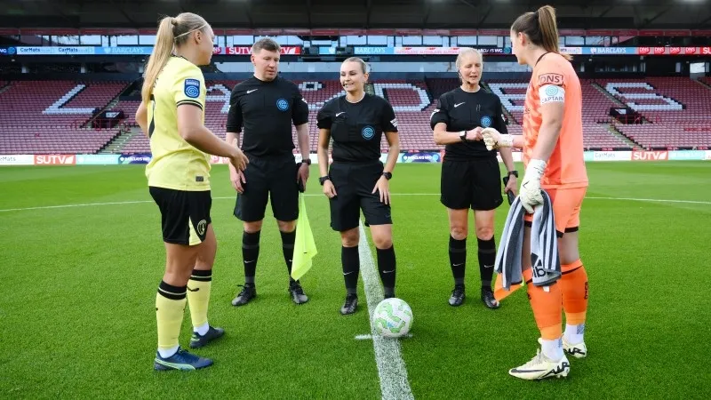 Trọng tài tung đồng xu trước khi xác định đội giao bóng, vị trí giao bóng tại vòng tròn trung tâm