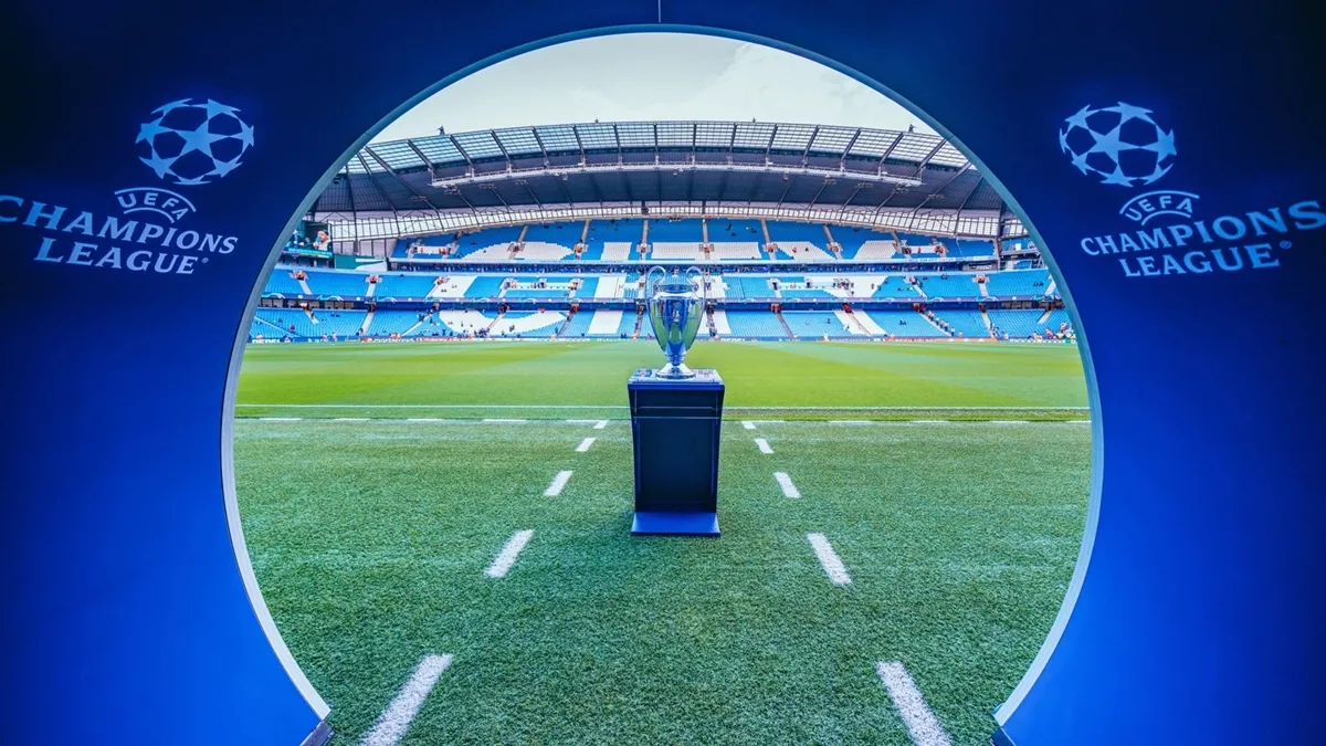 UEFA Champions League logo trên phông nền sân vận động, biểu thị giải đấu cấp CLB hàng đầu châu Âu.