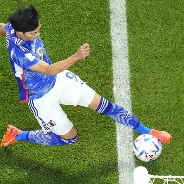 VAR xác minh pha bóng gần vạch vôi của Mitoma, giúp công nhận bàn thắng