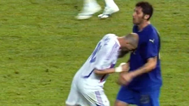 Zidane húc đầu Materazzi tại World Cup 2006