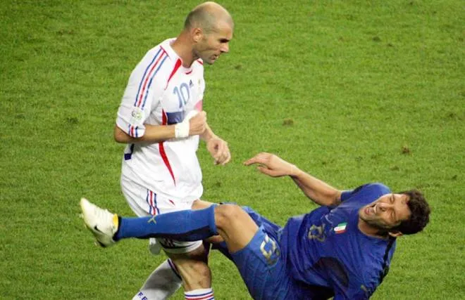 Zidane húc đầu Materazzi trong hiệp phụ chung kết World Cup 2006, một khoảnh khắc thay đổi cục diện trận đấu