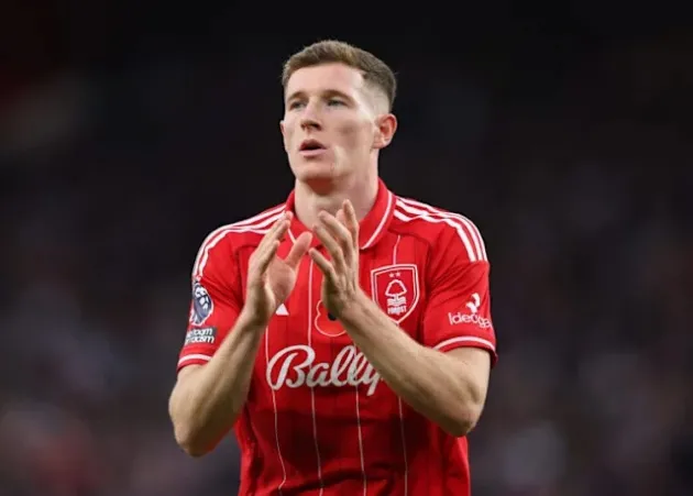 Anderson (số 19) tranh chập bóng trong trận Nottingham Forest gặp Leeds United