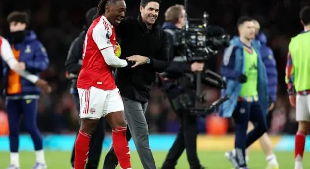 Arteta hài lòng trò chuyện với Eze sau derby Bắc London