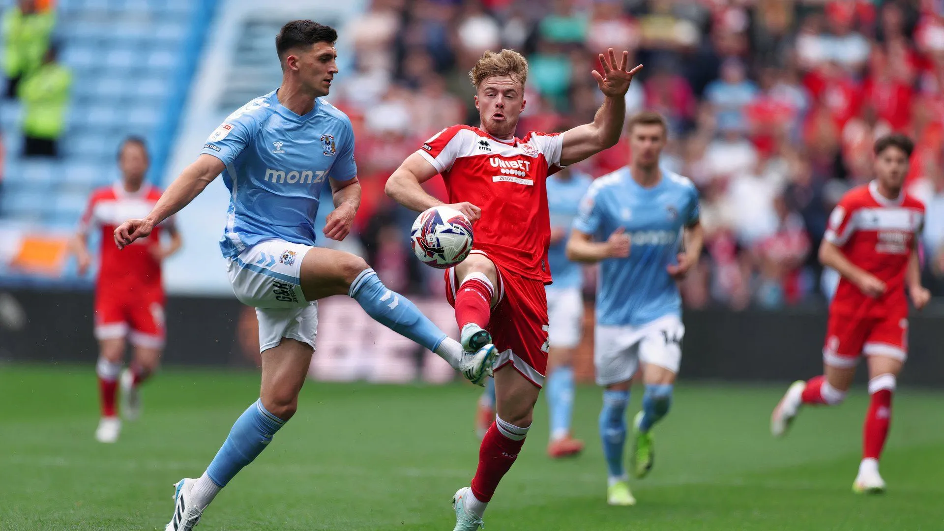 Bobby Thomas - cầu thủ phòng ngự chủ chốt của Coventry City trong mùa giải hiện tại