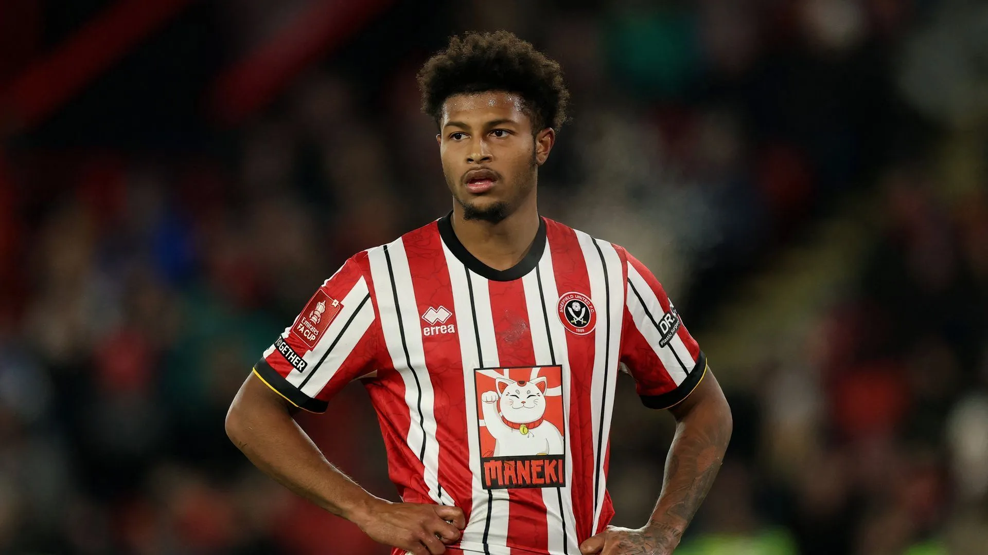Brewster mặc áo đỏ trắng của Sheffield United trong một trận đấu trước đây