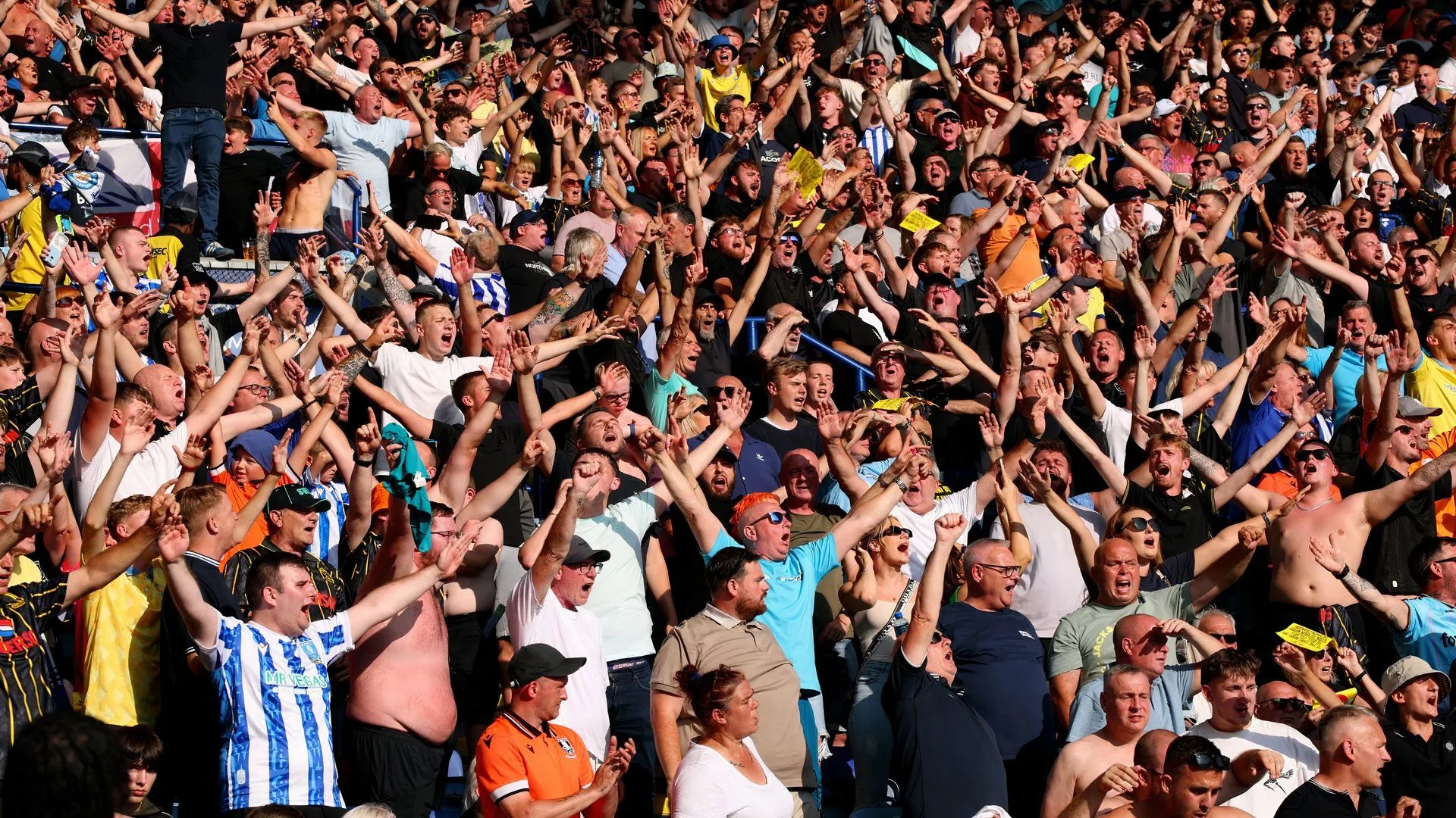 Các cổ động viên Sheffield Wednesday tại sân vận động