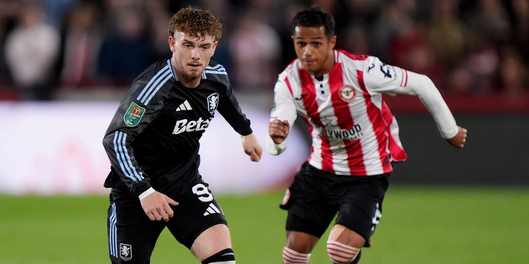 Cầu thủ Brentford ăn mừng bàn thắng trong trận đấu tại nhà