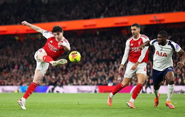 Declan Rice – 7.3 điểm. Rice đóng vai trụ cột tuyến giữa, tung đường chuyền một chạm dẫn đến bàn thắng đầu tiên của Eze. Kiểm soát nhịp độ trận đấu.