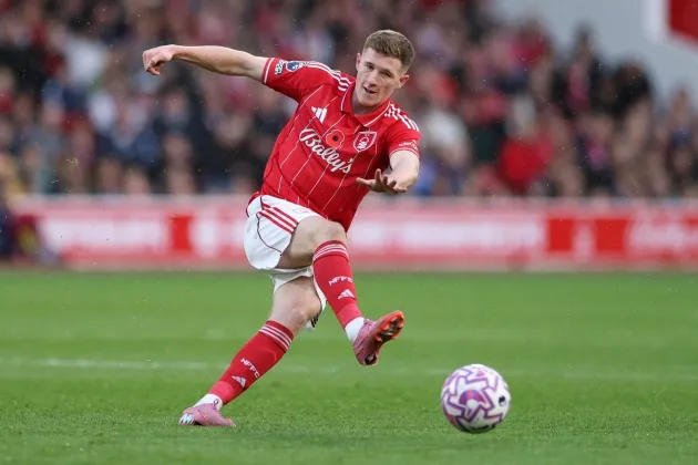 Elliot Anderson vận động bóng trong một trận đấu gần đây của Nottingham Forest