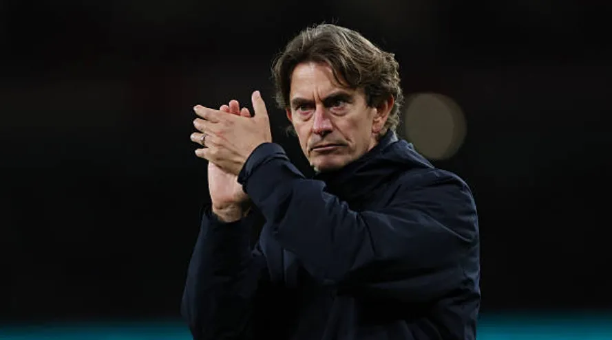 Frank cũng đã từng nhắm đến Eze ở phiên chợ hè.