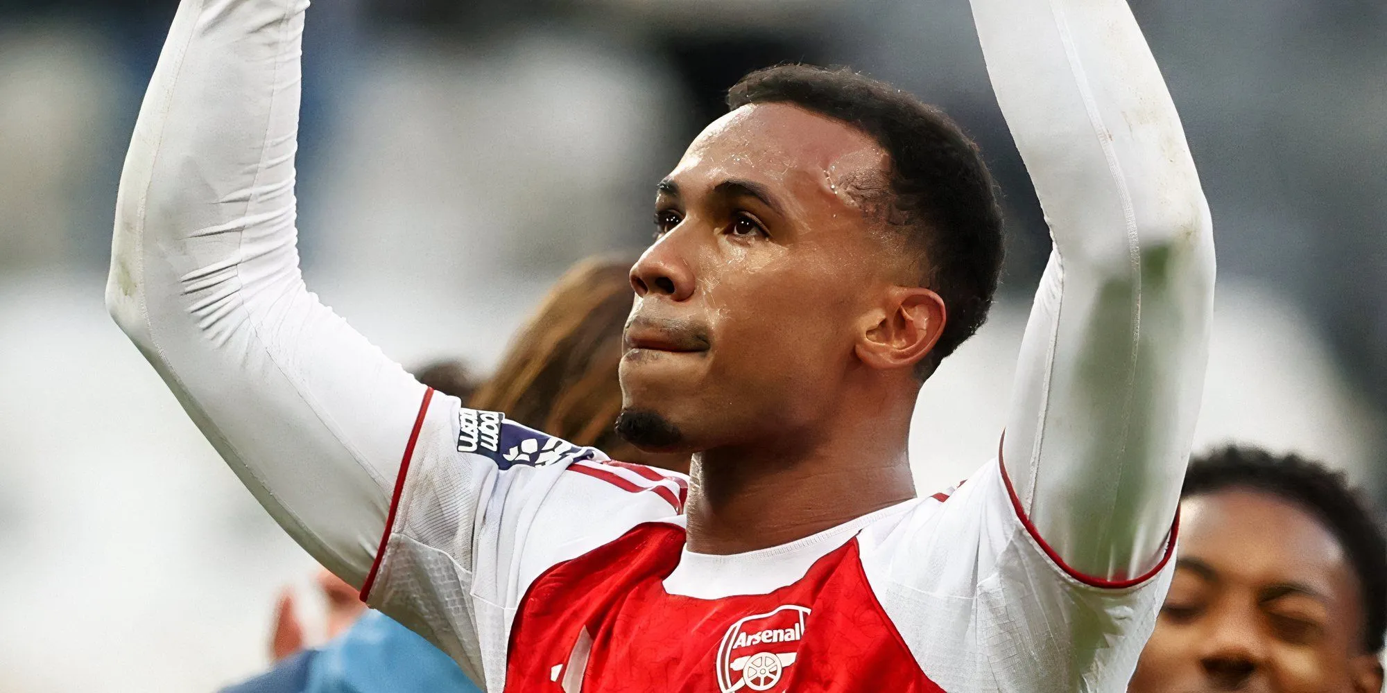 Hậu vệ Gabriel Magalhães của Arsenal tranh chấp trên không trước cầu thủ đối phương